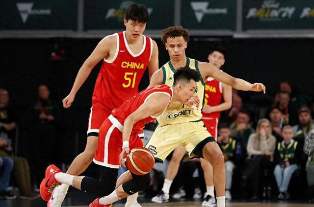 中國男籃33分慘敗澳大利亞，瘋狂失誤28次，媒體人：中國隊沒對抗、沒防守、沒投射，這也沒有那也沒有